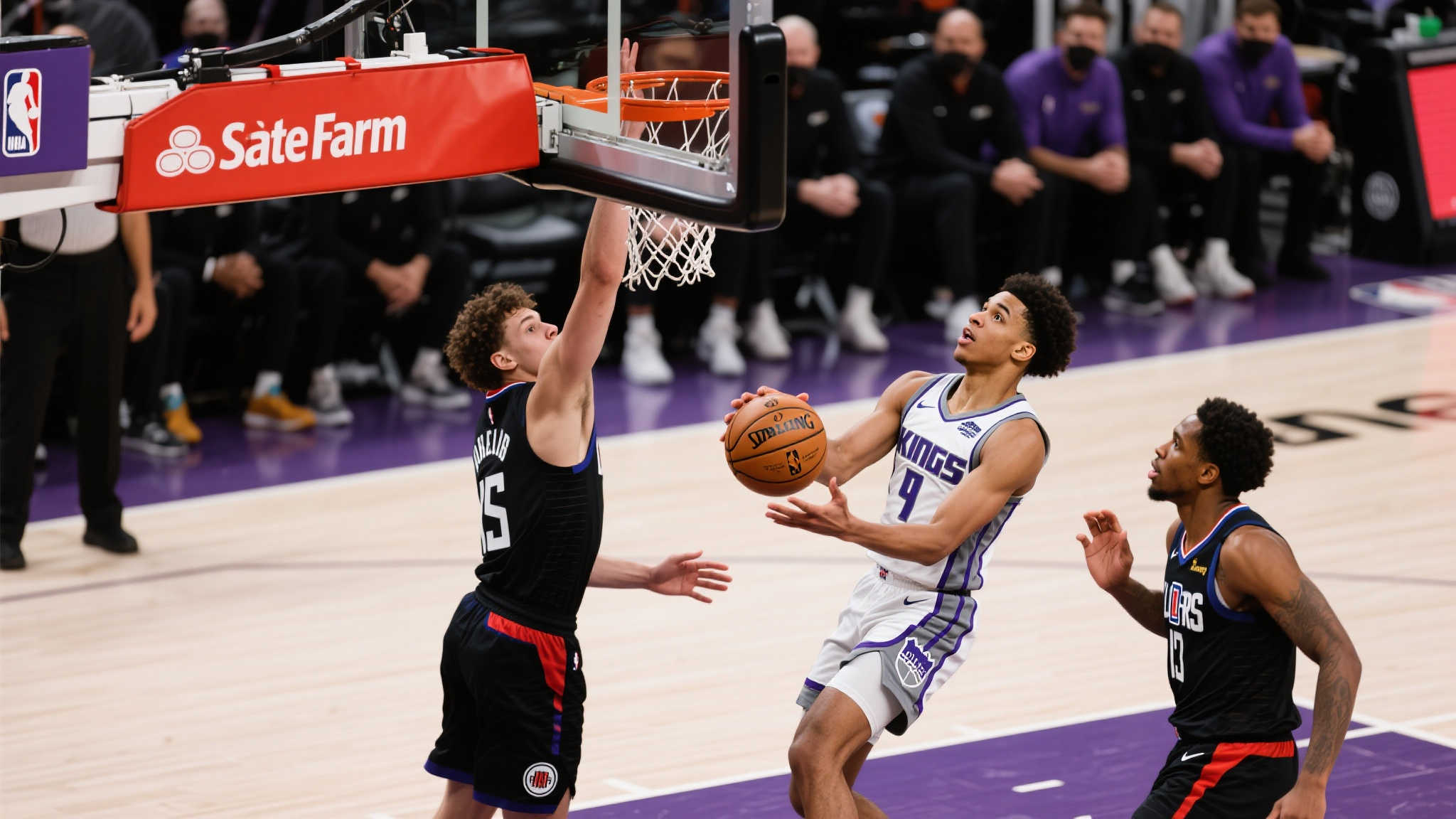 雷霆更名后首夺队史第二冠!新三少抢七制霸 SGA12罚豪取29+12 与此同时,约什·吉迪显示出了罕见的大局观,他送出的