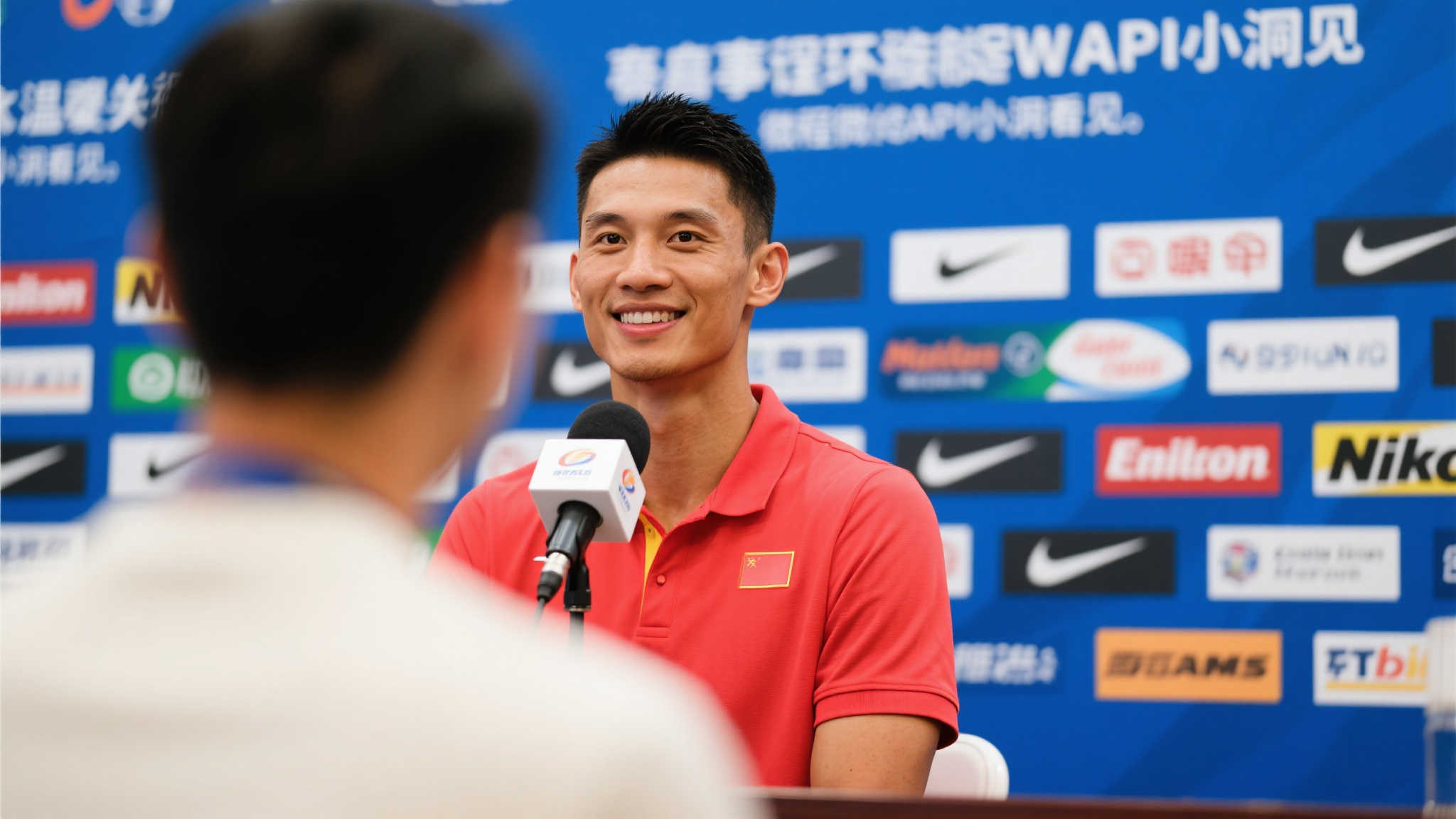 感人一幕!哈滕采访现场,孩子怀中安然入睡 作为备受瞩目的运动员,外界对他的公开活动充满期待。